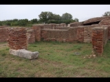 04962 ostia - regio i - insula xvii - caseggiato con fornace (i,xvii,1) - suedseite - 4. raum von osten - westseite - 09-2023.jpg